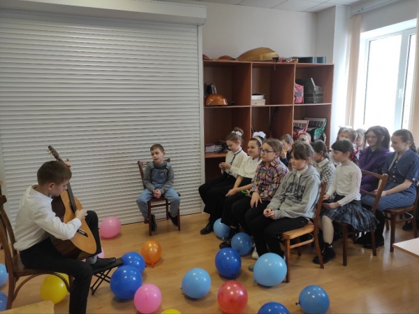 7 марта 2023г. мальчики музыкального отделения ст.Ярославской поздравили девочек с наступающим женским днем!