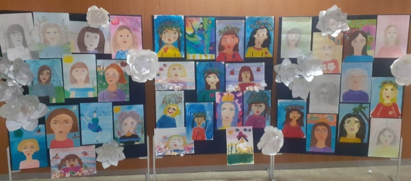 Выставка работ учащихся художественного отделения в станице Переправной, посвященная дню Матери.