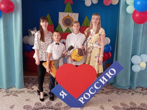 8 июня учащиеся отдела народных  инструментов  посетили детский сад &quot;Сказка&quot;  и приняли участие в концерте, посвящённом Дню России.